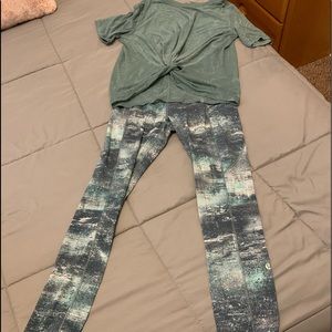 Workout outfit both lululemon size 4, like new